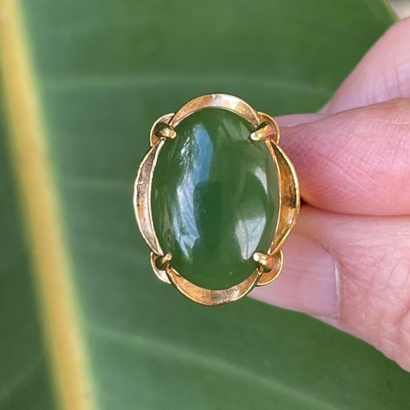 Nephrite jade color cabochon gold tone cocktail ring - Picture 2 of 11